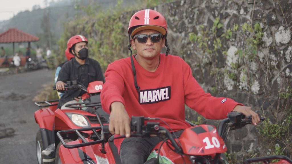 Fasilitas keamanan berupa pelindung kepala dalam bermain ATV yang disiapkan pengelola