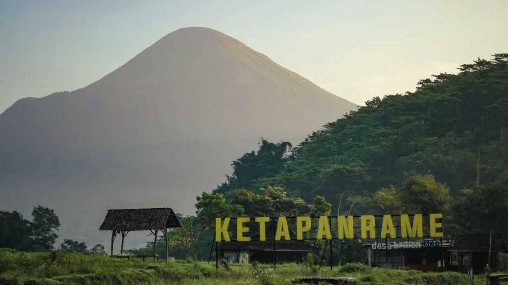 Salah satu ikon sumber gempong desa ketapan rame trawas dengan background gunung dan bukit