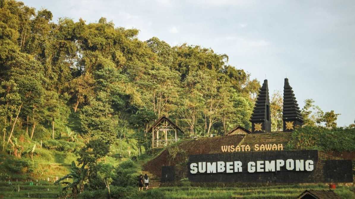 Salah satu ikon wisata sumber gempong trawas mojokerto dengan gapura kokoh di tengah sawah