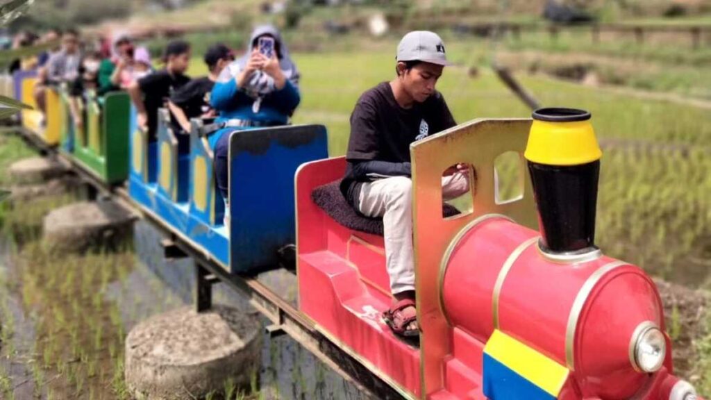 Wahana kereta sawah yang menjadi daya tarik wisata sumber gempong trawas