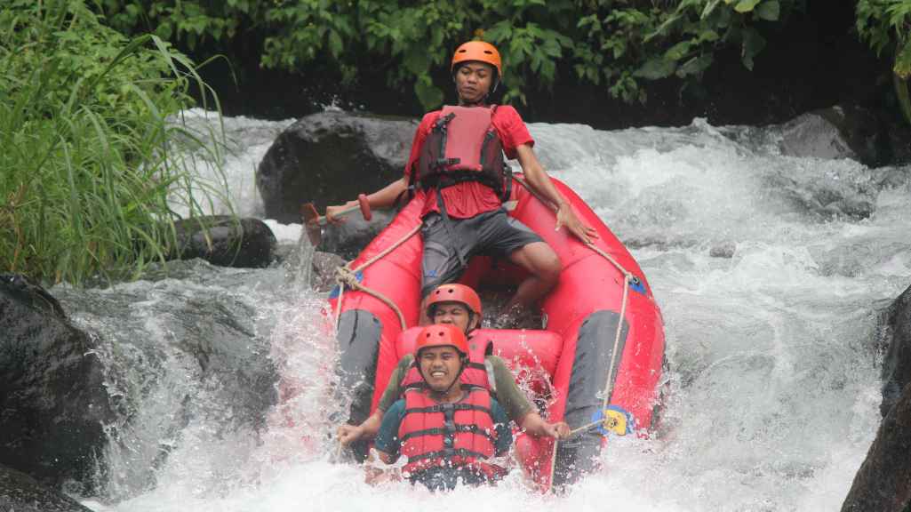 keseruan rafting pacet solusi liburan menyenangkan