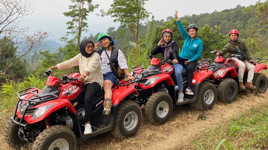 view bukit dan alam hijau menghiasi rute dari ATV Manhattan Trawas