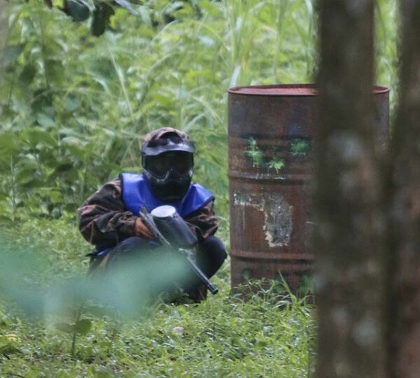 tampak pemain paket pantball dlundung trawas sedang bersembunyi di tengah gempuran lawan