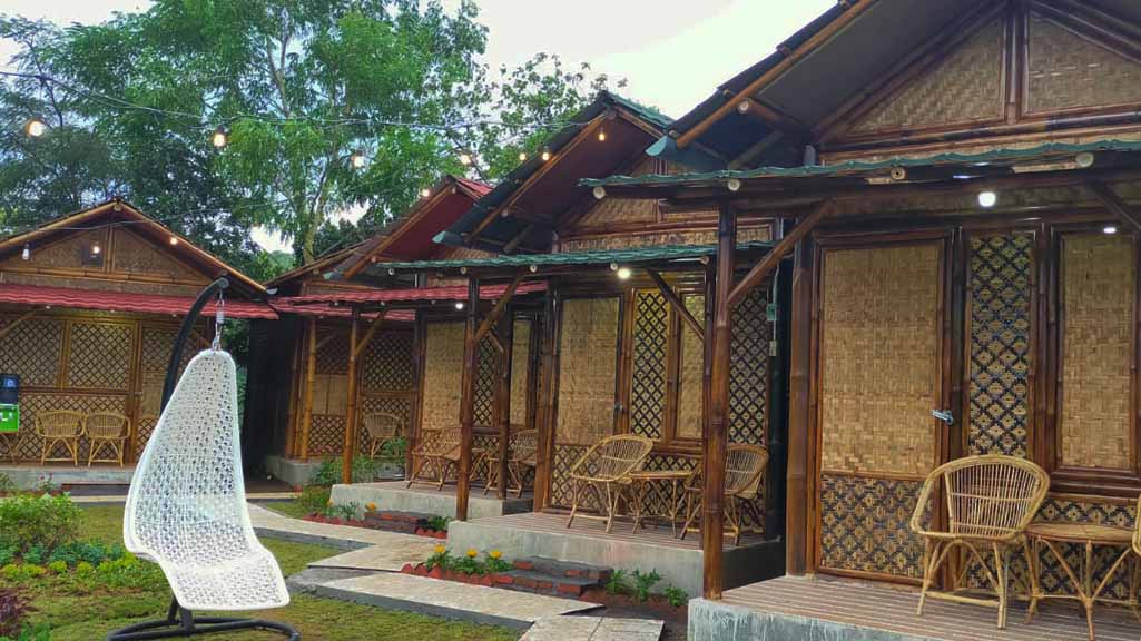 rekomendasi villa trawas dengan keunikan bangunannya adalah omah bambu