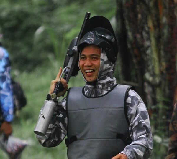 tampak kegemberaan terpancar dari raut wajah pemainpaket paintball dlundung trawas