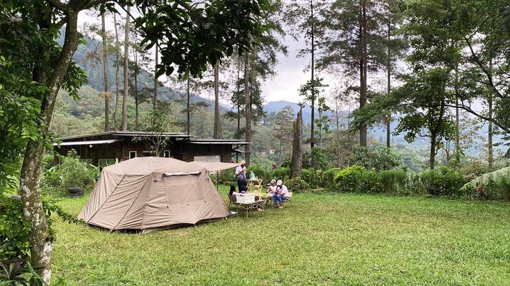 tempat camping di air panas padusan pacet menjadi salah satu destinasi favorit liburan
