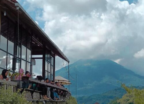 Teras Tapak Cafe Trawas, Tempat Nongkrong Viral Suasana Alam