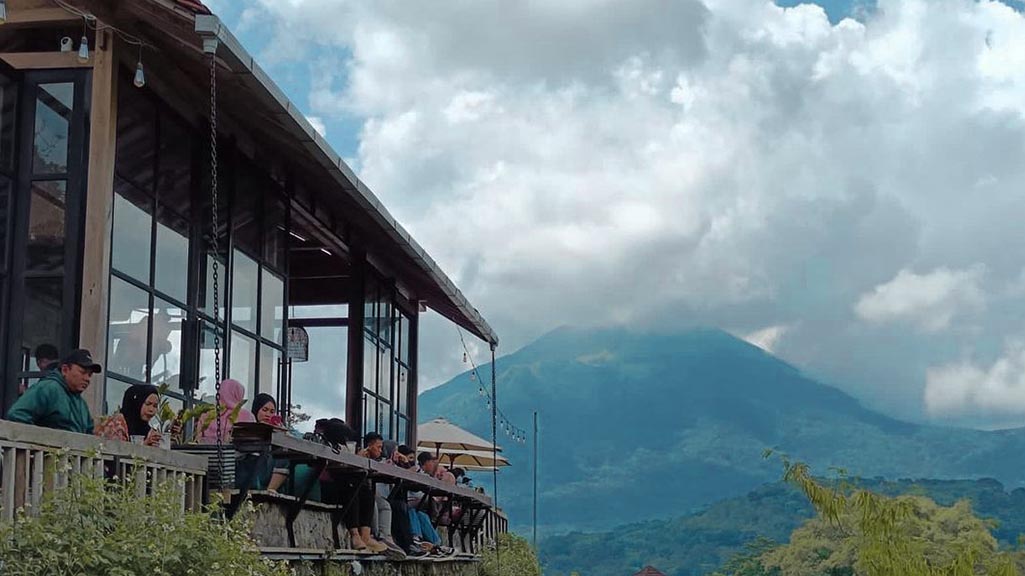 teras tapak cafe trawas menyuguhkan indahnya pesona alam dan tempat yang nyaman