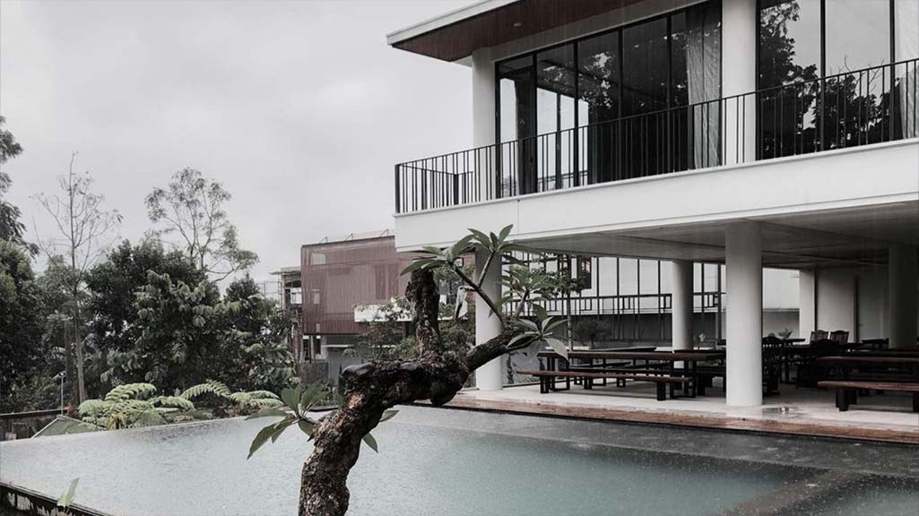 the mumbul salah satu villa favorit pilihan menawarkan fasilitas kolam dan bangunan medern bergaya industrial